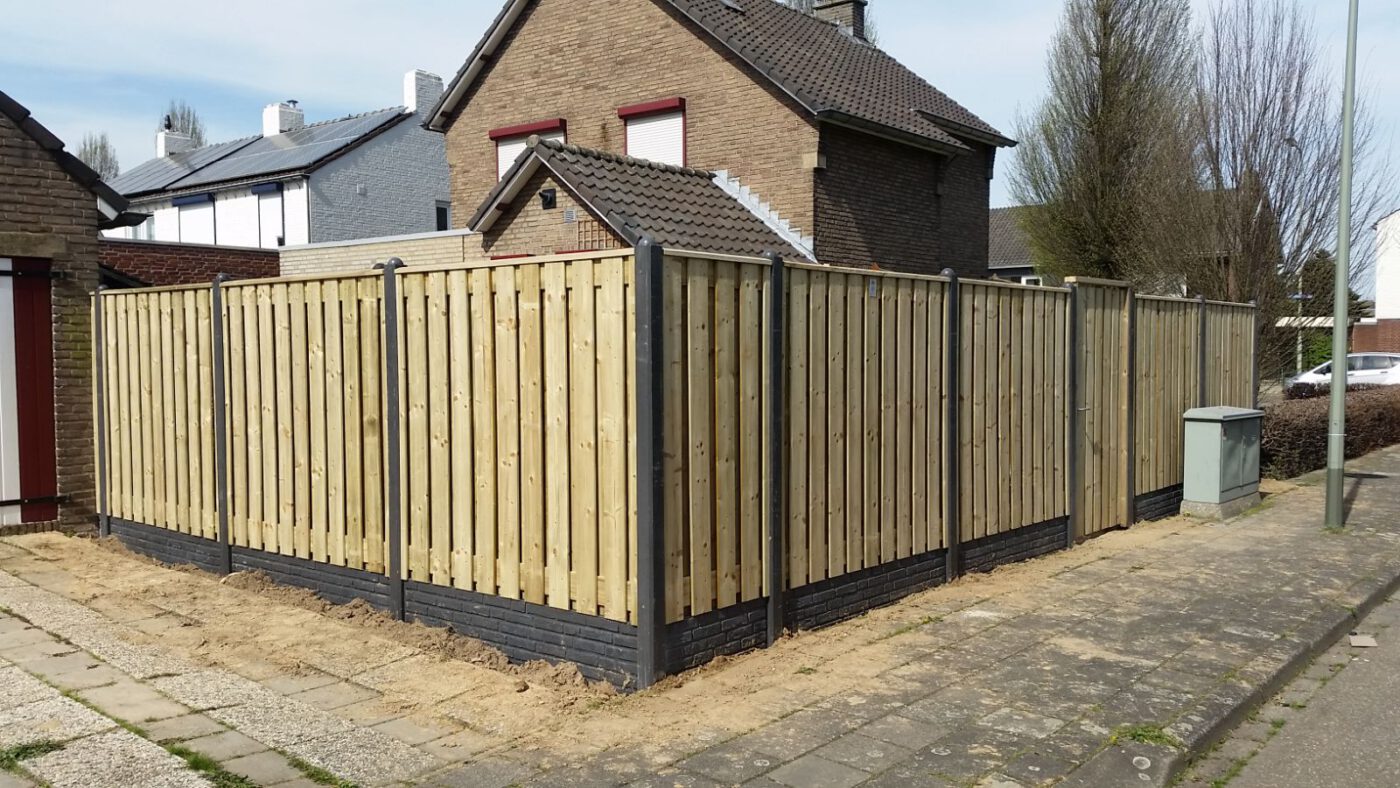 Semi luxe schutting met bolkop palen