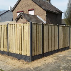 Semi luxe schutting met bolkop palen